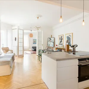 Klauzal W/3 Bedrooms, French Balcony Appartamento