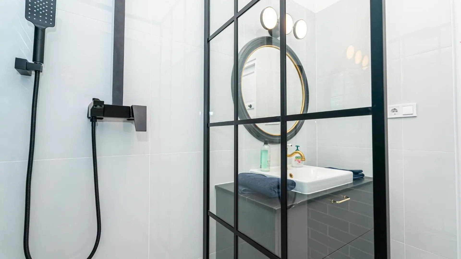 Gozsdu Court La Fontaine Apartment Budapest